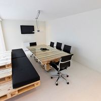 Сиденья и стол для совещаний в офисе из паллет МО10