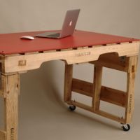 Современный стол из поддонов для офиса МО13