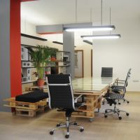 Сиденья и стол для совещаний из поддонов в офисе МО11